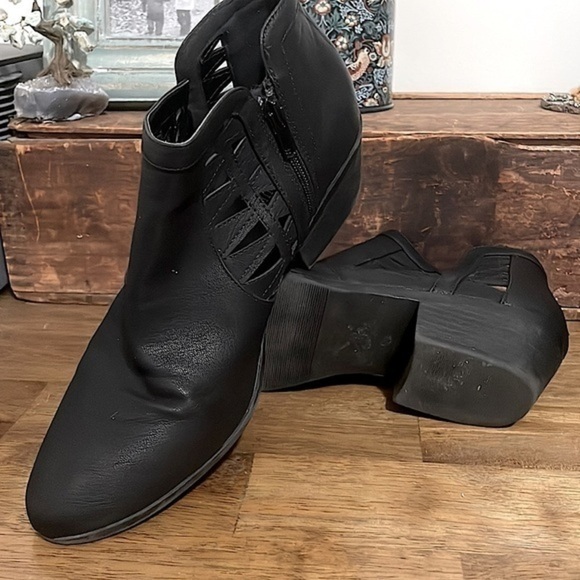 Black leather ankle booties size 10.5 - Picture 4 of 4